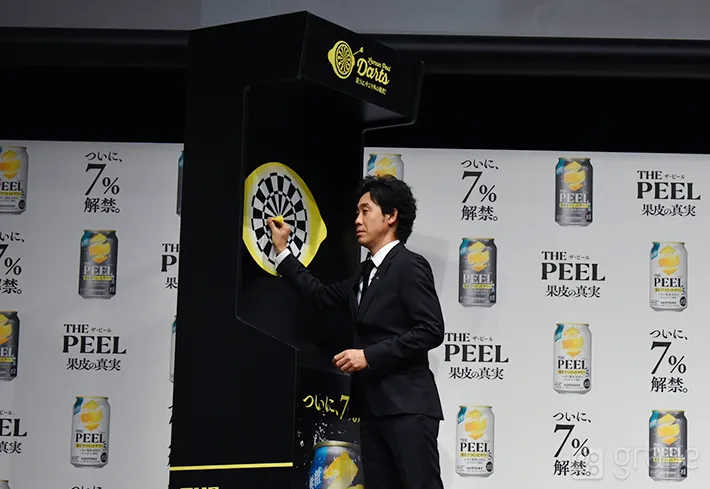 ダーツを指さす大泉洋さん（撮影：grape芸能編集部）