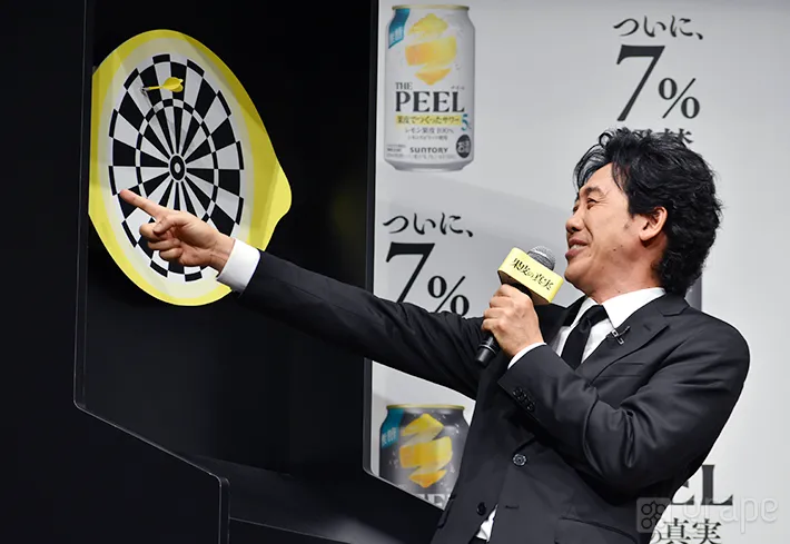 ダーツを指さす大泉洋さん（撮影：grape芸能編集部）
