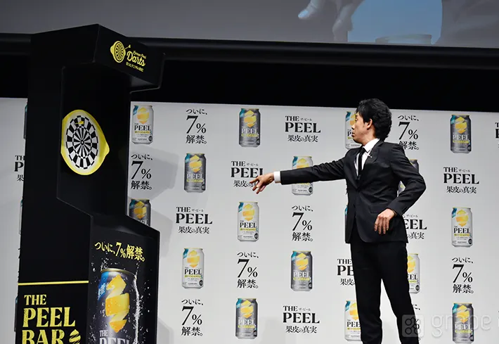 ダーツをする大泉洋さん（撮影：grape芸能編集部）