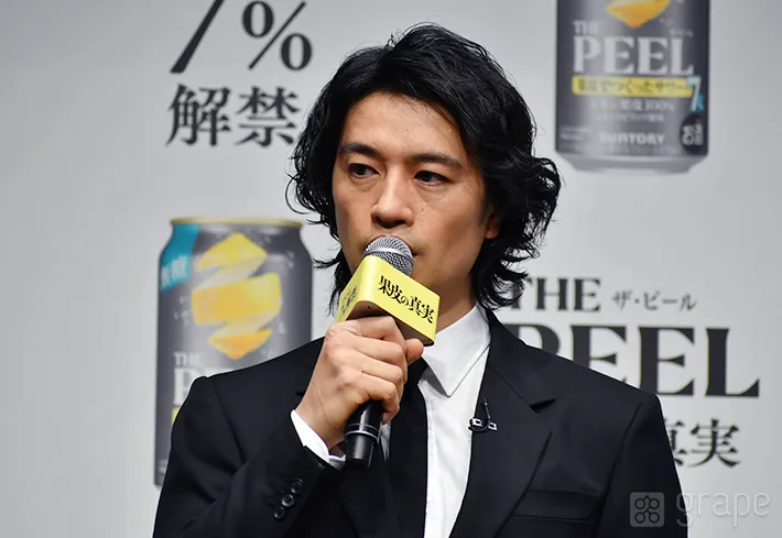 『THE PEEL〈レモン〉ALC.7％』の新テレビCM発表会に登場した斎藤工さん（撮影：grape芸能編集部）