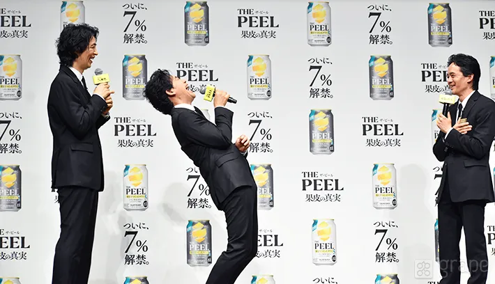 『THE PEEL〈レモン〉ALC.7％』の新テレビCM発表会に登場して爆笑する大泉洋さん（撮影：grape芸能編集部）