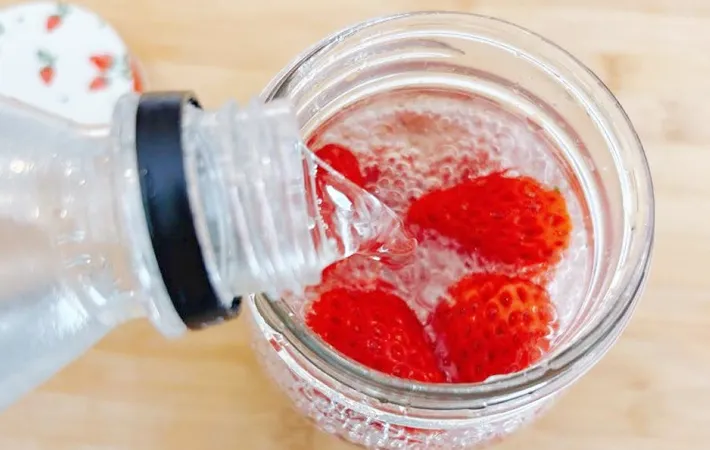 『シュワッと炭酸いちご』を作る写真（撮影：キジカク）