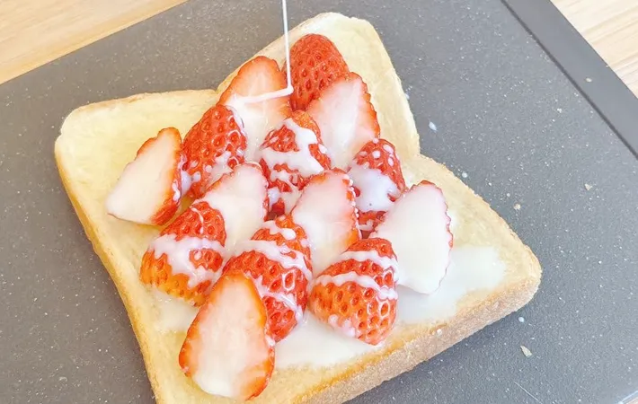 『れん乳いちごトースト』の完成写真（撮影：キジカク）