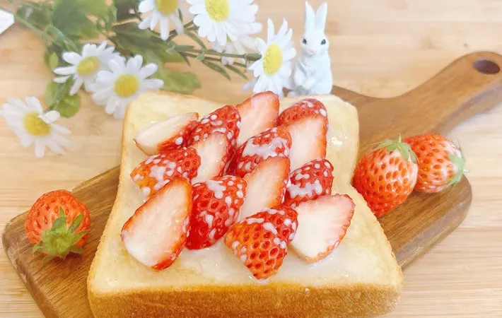 『れん乳いちごトースト』の完成写真（撮影：キジカク）