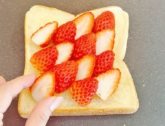 『れん乳いちごトースト』を作る写真（撮影：キジカク）