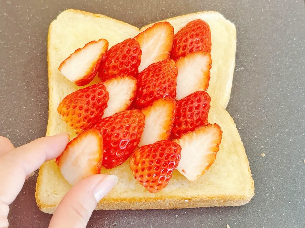 『れん乳いちごトースト』を作る写真(撮影:キジカク)