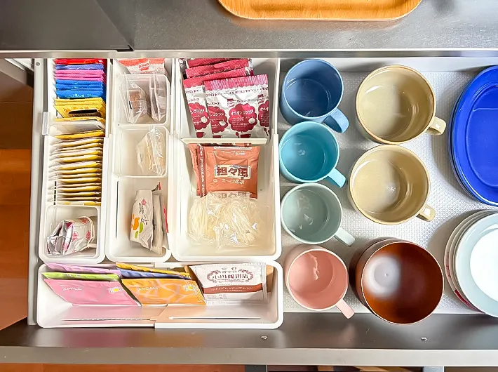 『伸縮収納トレー（M・L）』でティーバッグや食器を収納する写真（撮影：Classy Life）