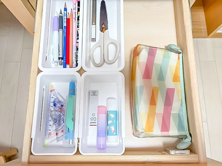 『伸縮キッチン整理トレー（通常サイズ・コンパクト）』で文房具を収納する写真（撮影：Classy Life）