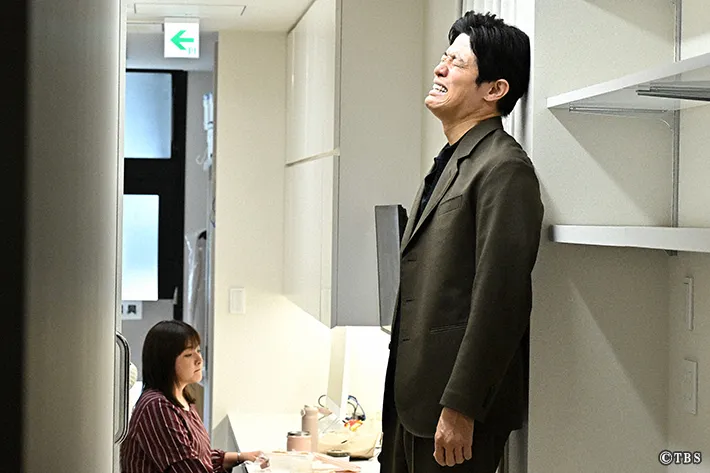 『リブート』に出演する鈴木亮平さんが写る場面写真