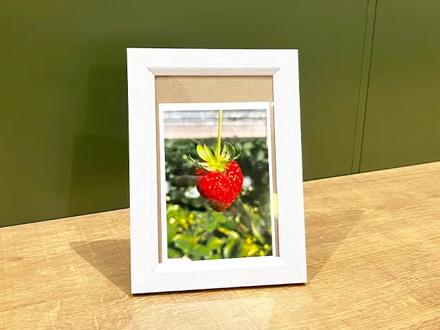 フォトフレームにイチゴの写真を入れた場面（撮影：grapeライフハック編集部）