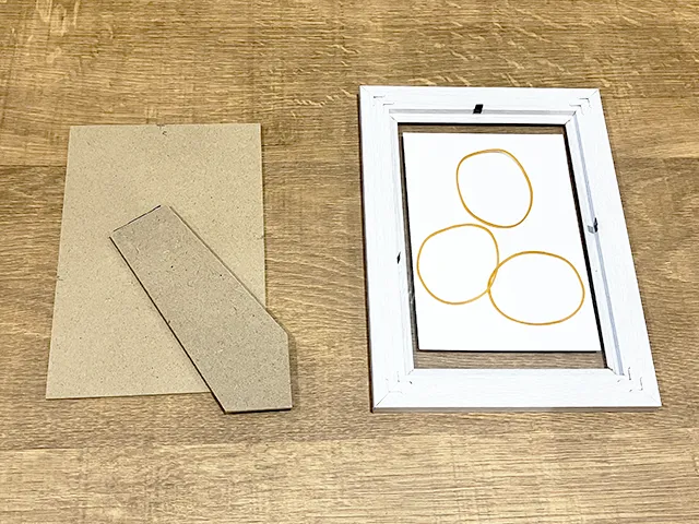 フォトフレームに輪ゴムを入れた場面（撮影：grapeライフハック編集部）