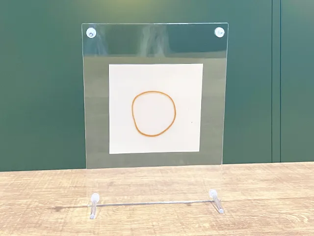 クリアフォトフレームに輪ゴムを入れた場面（撮影：grapeライフハック編集部）