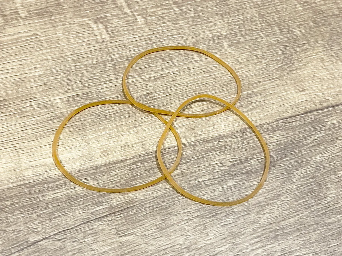 輪ゴムを置いた場面（撮影：grapeライフハック編集部）