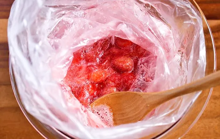『時短イチゴジャム』を作る写真（撮影：小泉明代）