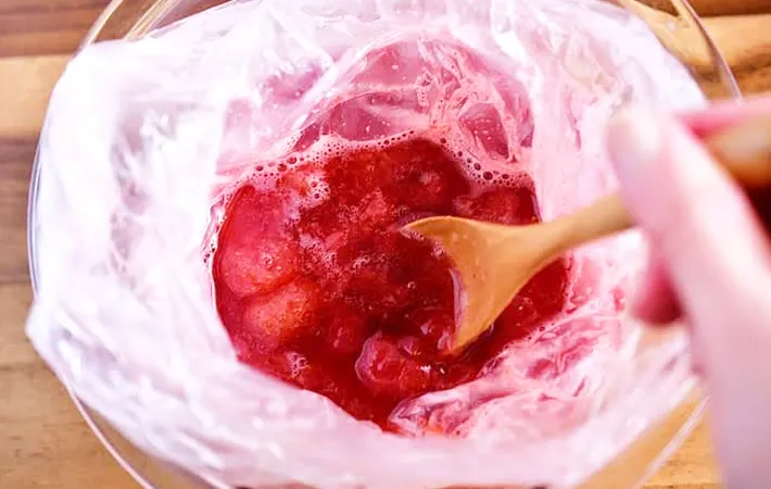 『時短イチゴジャム』を作る写真（撮影：小泉明代）