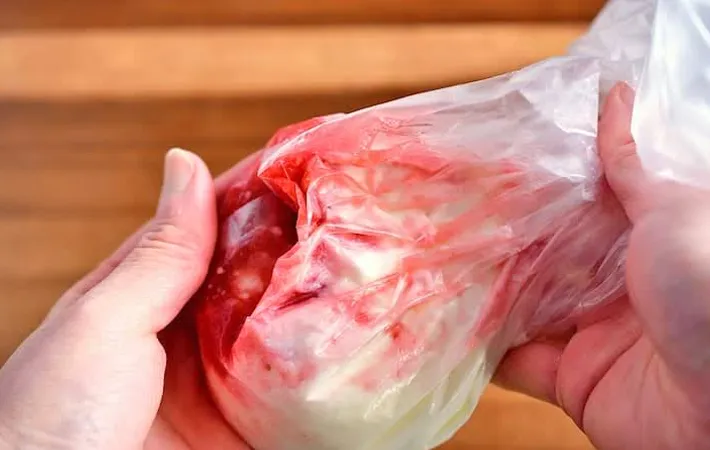 『イチゴジャムのフローズンヨーグルト』を作る写真（撮影：小泉明代）