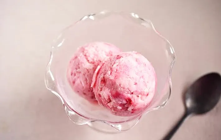 『イチゴジャムのフローズンヨーグルト』の完成写真（撮影：小泉明代）