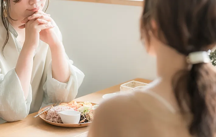 親しい友人と話している写真