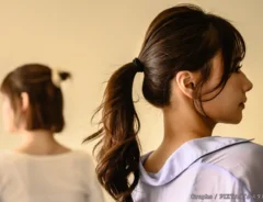 別の方向を見る2人の女性の写真