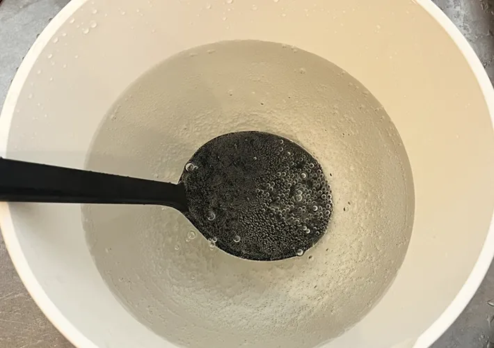 発泡しているお湯に浸けたシリコンスプーンの写真（撮影：grapeライフハック編集部）