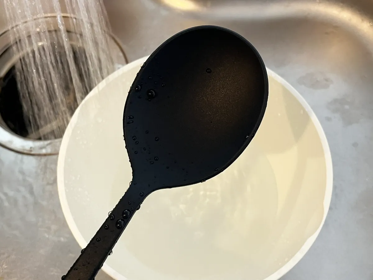 洗ったシリコンスプーンの写真（撮影：grapeライフハック編集部）