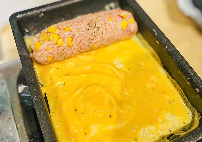 『ロールオムライス』を玉子焼き器で作る写真