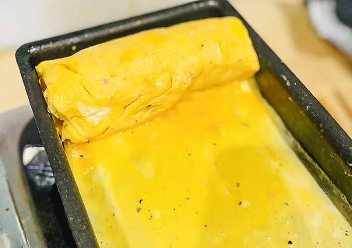 『ロールオムライス』を玉子焼き器で作る写真