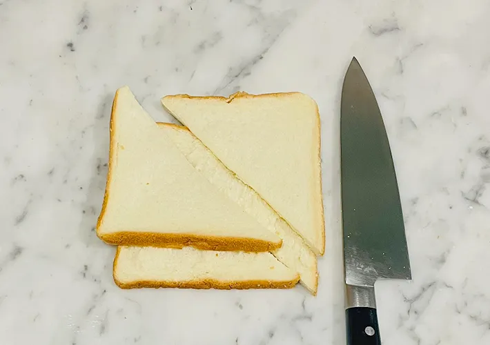 食パンを斜めに切る写真