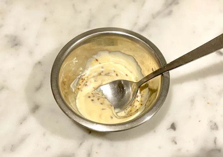 マヨネーズとマスタードを混ぜる写真