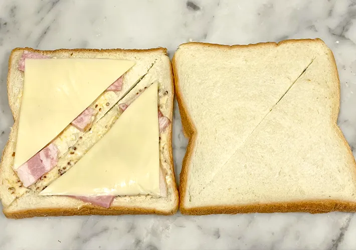 具材をサンドする写真