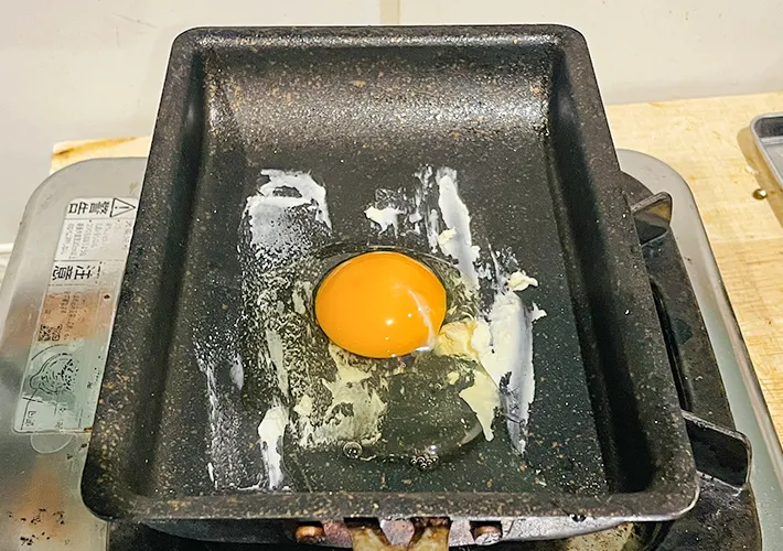 卵液を玉子焼き器で作る写真