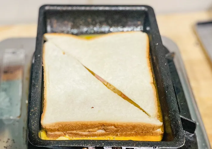 卵液に食パンを入れる写真