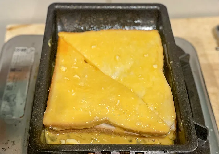 玉子焼き器で焼いている写真