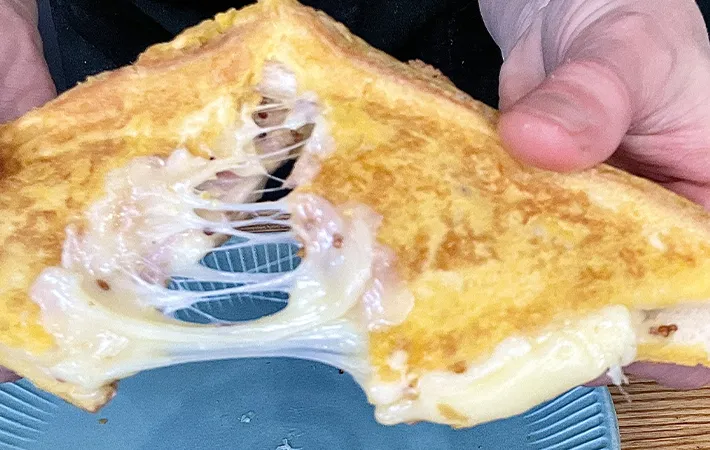 玉子焼き器で作るホットサンドの写真（画像提供：沖多恵子）