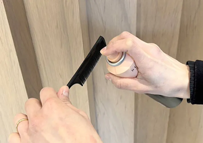 くしにスプレーをかける写真