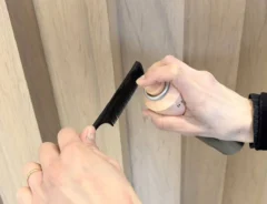 くしにスプレーをかける写真