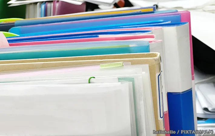 たまった書類の写真