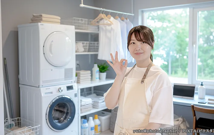 整理整頓された部屋にいる女性の写真