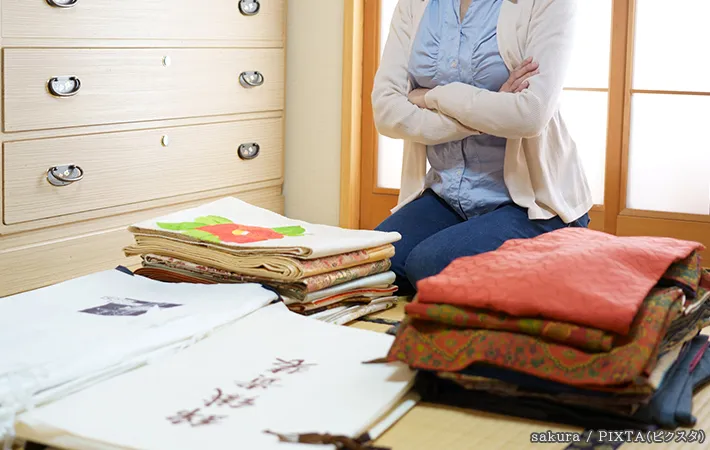片づけ方に迷っている人の写真