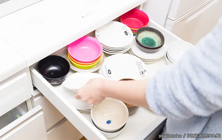引き出しに食器を収納している写真