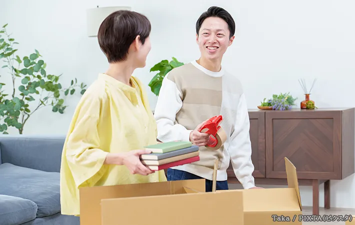 新生活の準備をする男女の写真