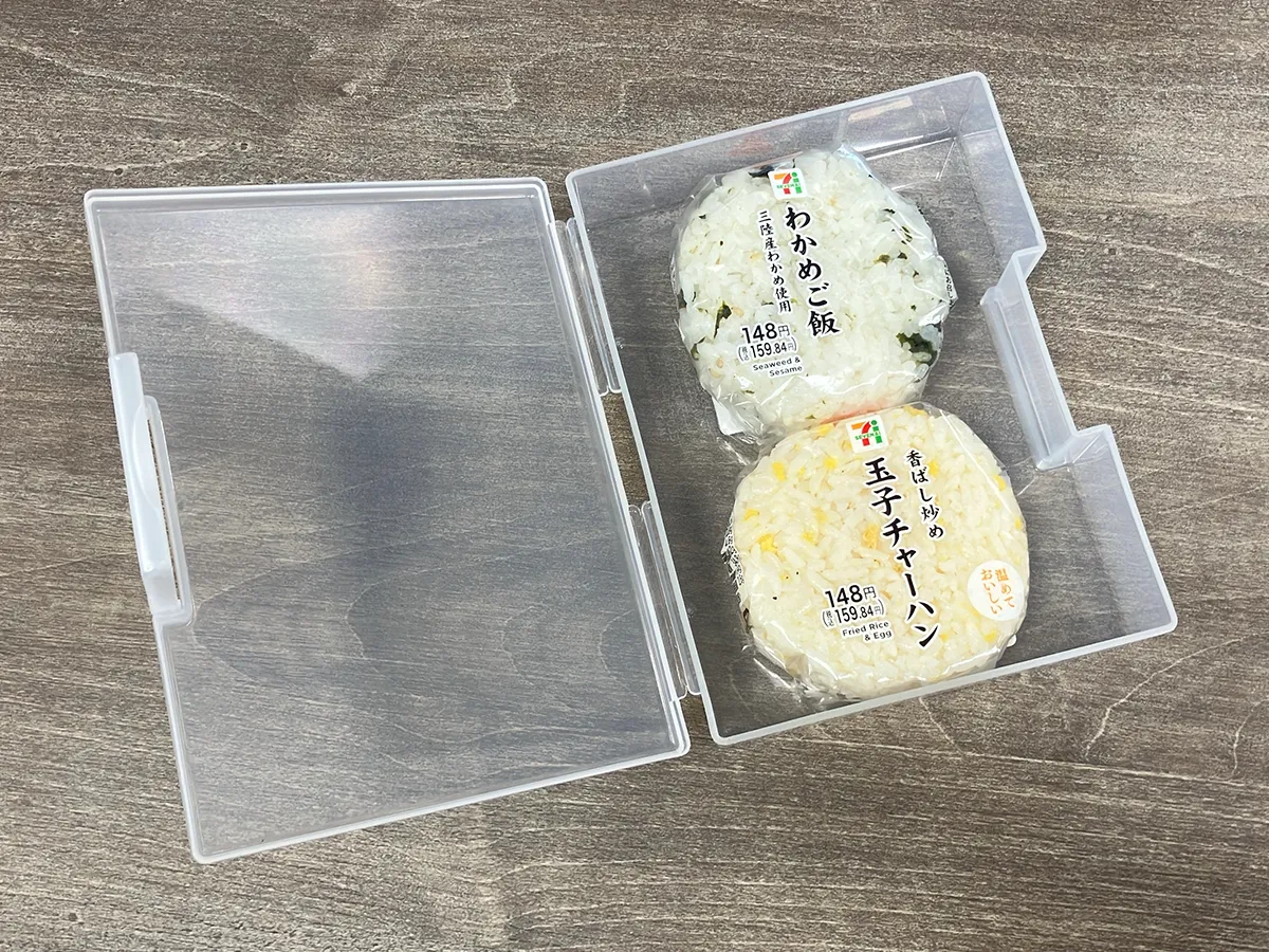 『はがき整理ケース』におにぎりを入れた状態（撮影：grapeライフハック編集部）