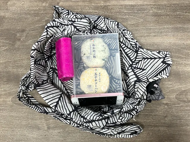 『はがき整理ケース』におにぎりを入れてカバンに入れた状態（撮影：grapeライフハック編集部）