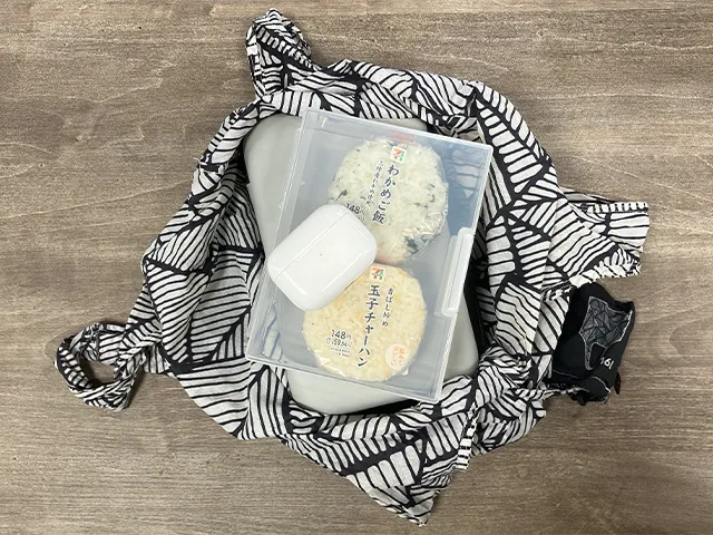 『はがき整理ケース』におにぎりを入れてカバンに入れた状態（撮影：grapeライフハック編集部）
