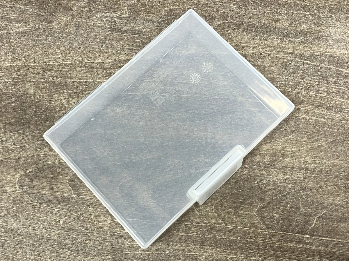 『はがき整理ケース』を机に置いた状態（撮影：grapeライフハック編集部）