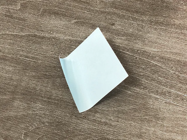 青い付箋をはがした場面（撮影：grapeライフハック編集部）