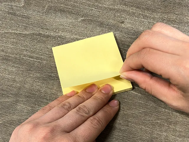 黄色の付箋をはがす場面（撮影：grapeライフハック編集部）