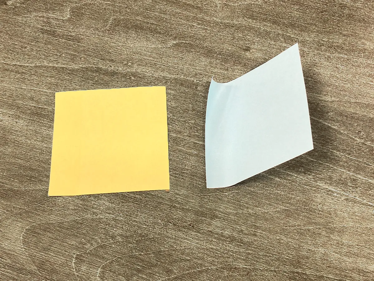 青い付箋と黄色の付箋を比べた場面（撮影：grapeライフハック編集部）