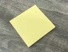 付箋を机に置いた場面（撮影：grapeライフハック編集部）