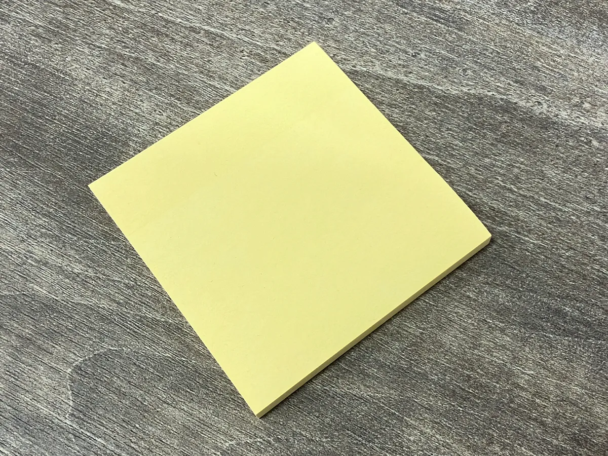 付箋を机に置いた場面（撮影：grapeライフハック編集部）
